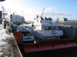 Rennboot liegt noch im Schiff Explorer